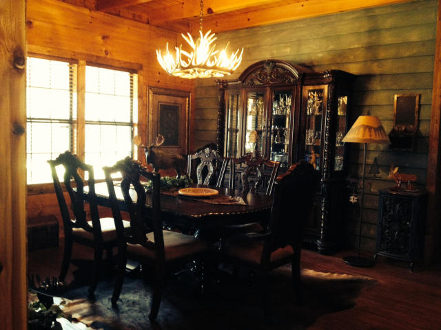 >Beautiful dining room area with hardwood flooring